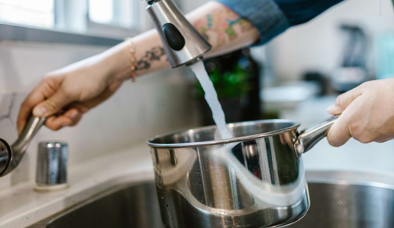 Butta una pentola di acqua calda nel water, lo stanno facendo tutti incredibile cosa succede