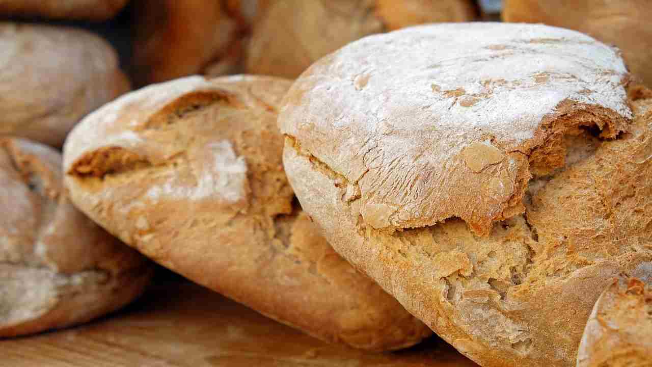Pane fatto in casa come quello del panettiere, metti sempre questo in forno durante la cottura