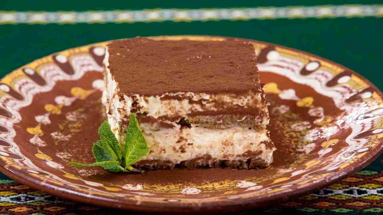 Tiramisù conservazione pericolosa, ecco gli errori che commettiamo ogni volta