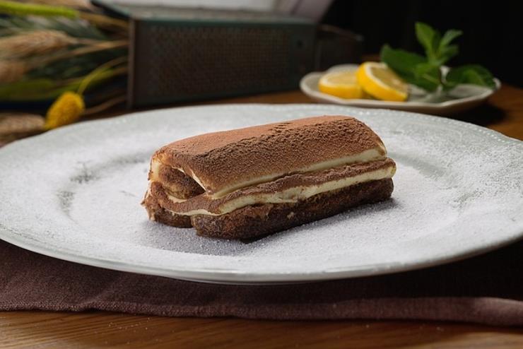 Tiramisù conservazione pericolosa, ecco gli errori che commettiamo ogni volta