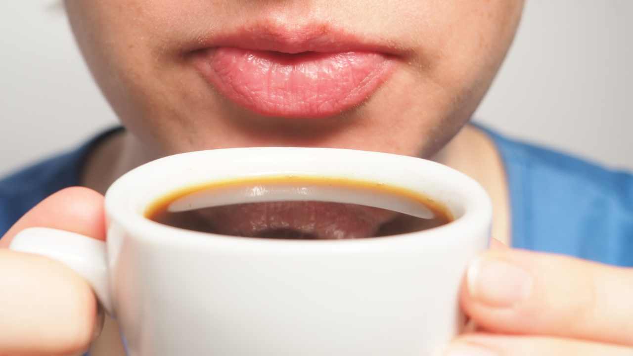 Bere caffè a stomaco vuoto fa male a questo, non lo fare più 