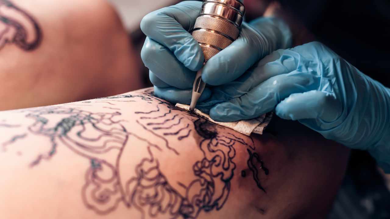 Tatuaggi gratis, chi ne potrà usufruire, pazzesco il motivo